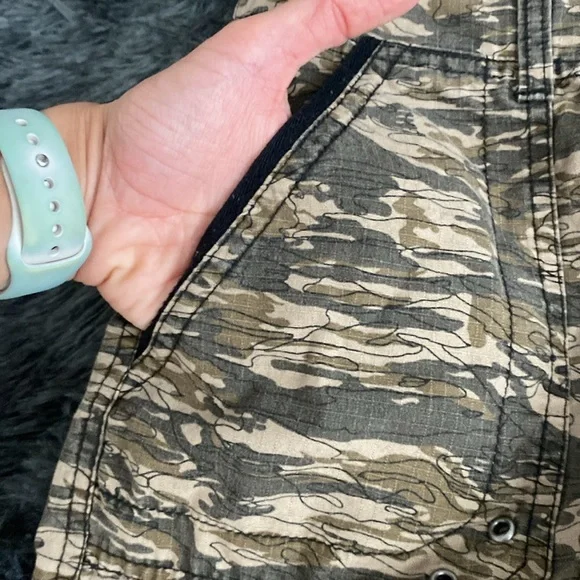 Camo print cropped cargo-style pants - Picture 7 of 16